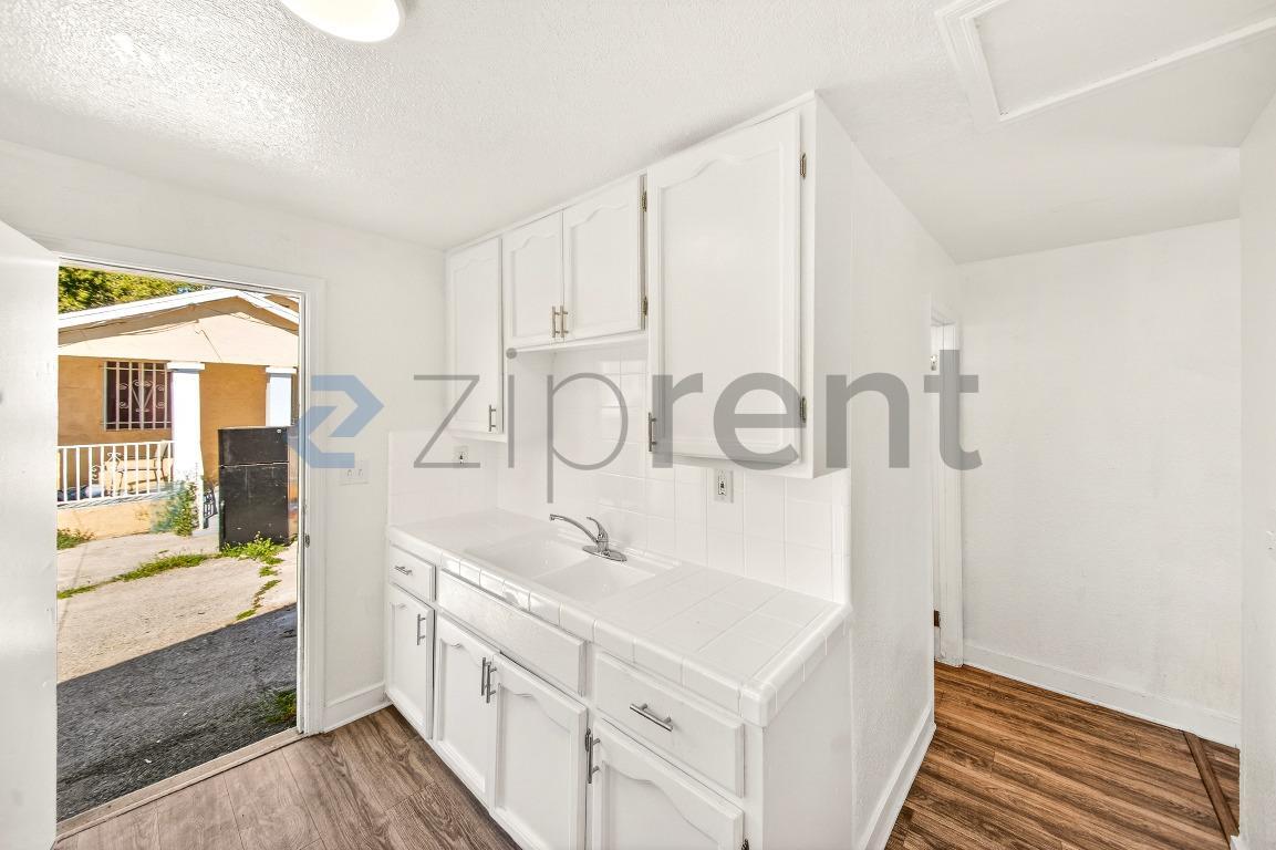 Building Photo - 1737 E 108th St