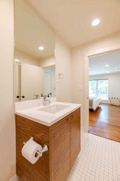 Building Photo - 5310 Greenbriar Dr