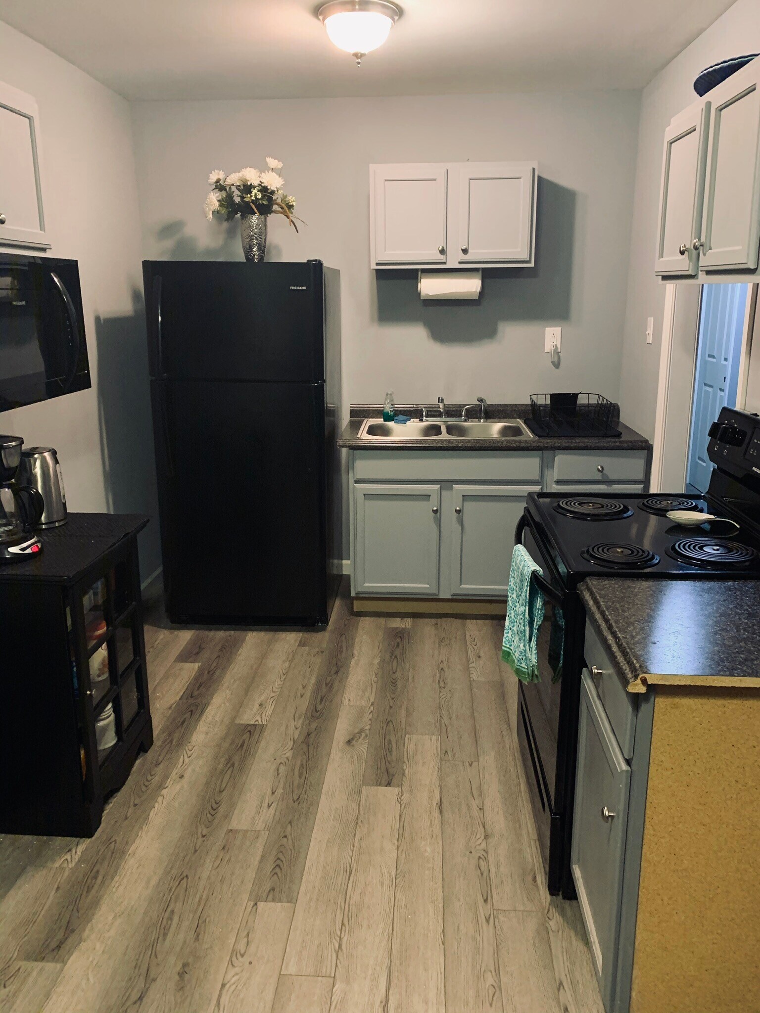 Full Kitchen - 533 Hinton St
