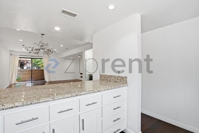 Building Photo - 743 Euclid Ave