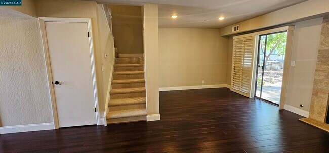 Building Photo - 1597 Ashwood Dr