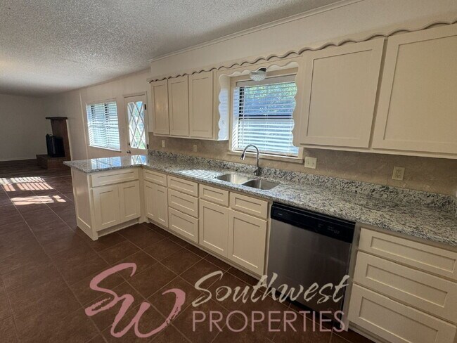Building Photo - Lovely 3 bedroom 2 bath in desirable neighborhood