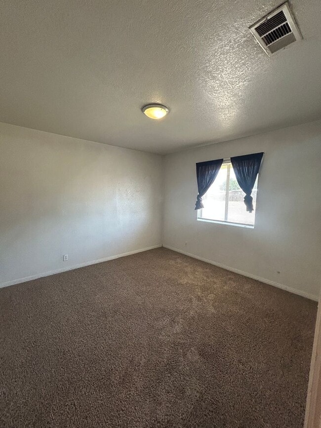 Building Photo - Clean and ready