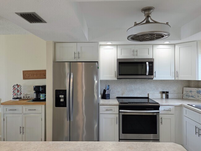 Building Photo - 4650 Cove Cir