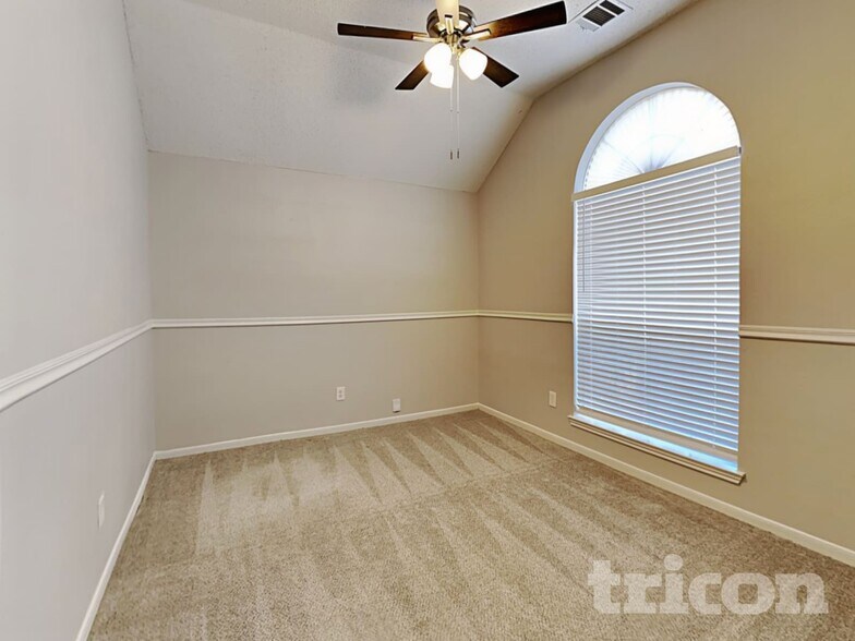 Building Photo - 1041 Essex Dr