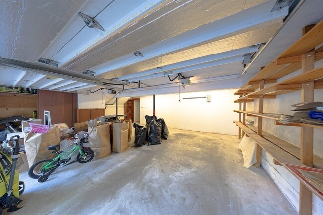 Building Photo - 6 Peachtree Ln