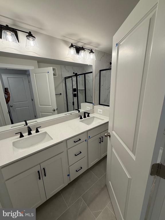 Building Photo - 45203 Drowes Ter