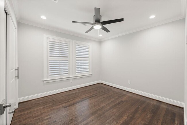 Building Photo - 5521 Lincrest Ln