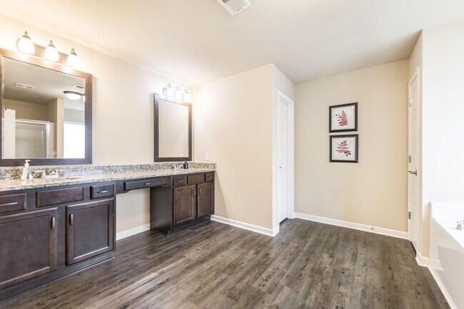 Building Photo - "Spacious 4-Bedroom Home with Granite Coun...