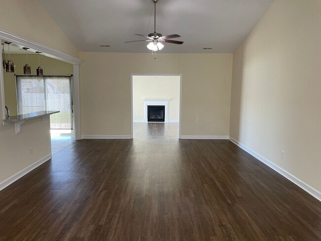 Building Photo - 3 Bedroom 2 Bathroom House with Large Fenc...