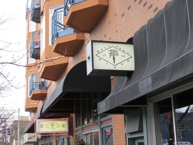 Building Photo - Incredible 1bed/1bath Condo Ideally Located in Belltown!