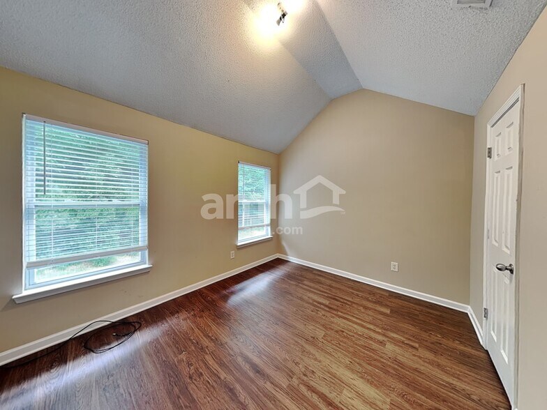 Building Photo - 682 Rock Hill Pky
