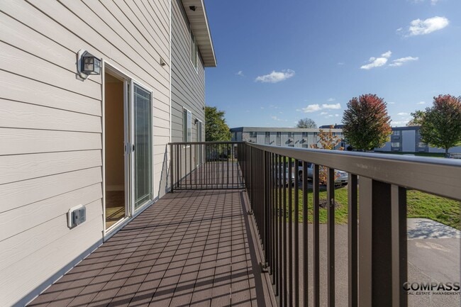 Building Photo - SPACIOUS TOWNHOME CONVENIENTLY LOCATED WITH IN-UNIT LAUNDRY