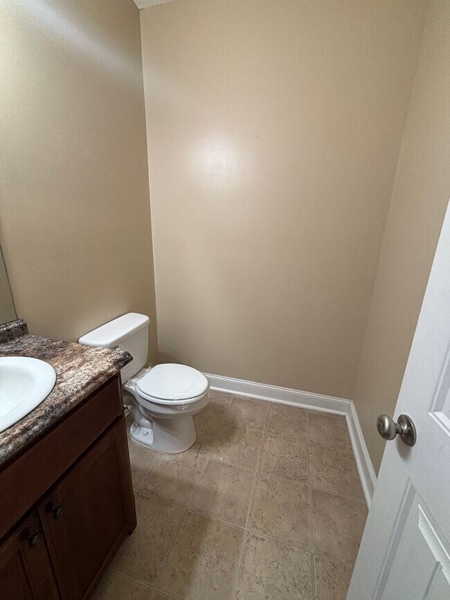 Building Photo - AVAILABLE NOW!