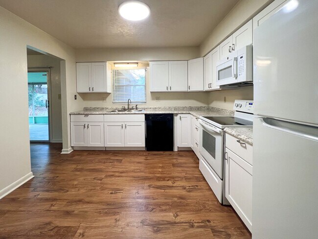 Building Photo - 3BR/2BA House in Northwood Pines - availab...