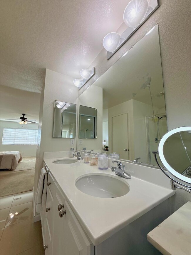 Building Photo - 14115 Desert Rose St