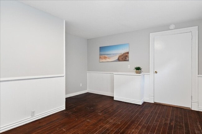 Building Photo - 4 Bedroom, 1.5 Bath house in Shelby Park, Fenced, Off-street Parking, Pets OKAY!
