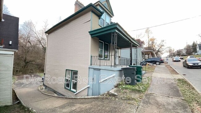 Building Photo - 879 Rockdale Ave