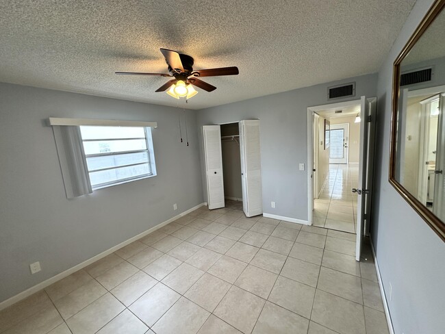 Building Photo - 811 Flanders Q