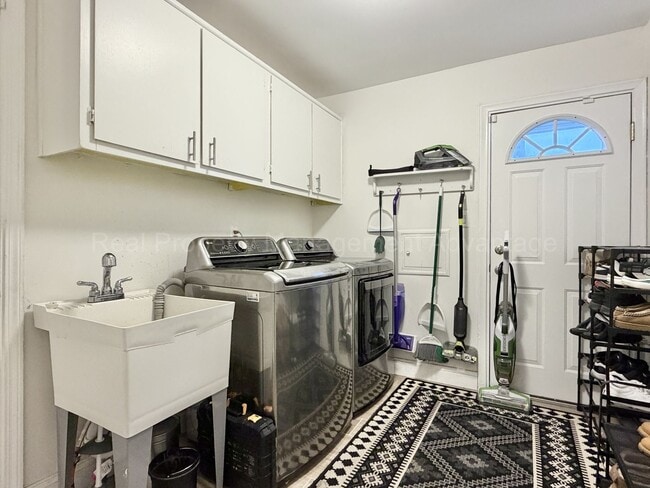 Building Photo - Spacious 4-Bedroom Minutes from Birmingham