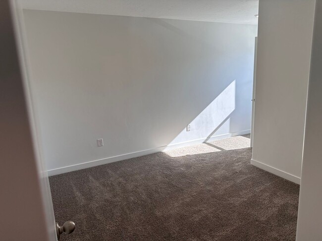 Building Photo - $300 OFF FIRST MONTHS RENT. Dog Friendly! ...