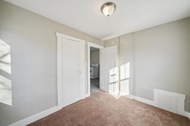 Building Photo - Cute 2 Bed 1 Bath Remodeled Home W/basemen...