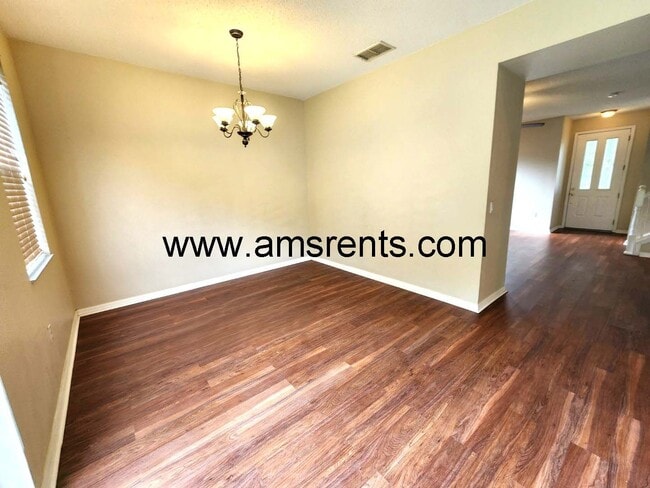 Building Photo - Delightful 3 bedroom 2.5 bath House