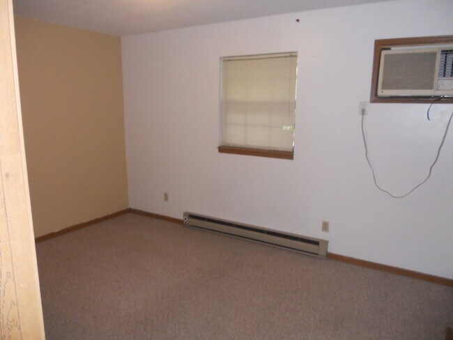 Building Photo - 404 S Poplar St