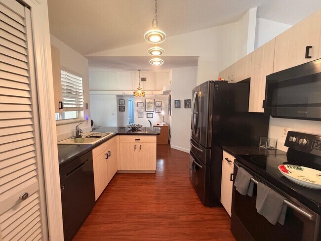 Building Photo - 1902 SW Aladdin St