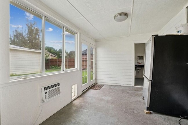 Building Photo - 2036 Camelot Dr