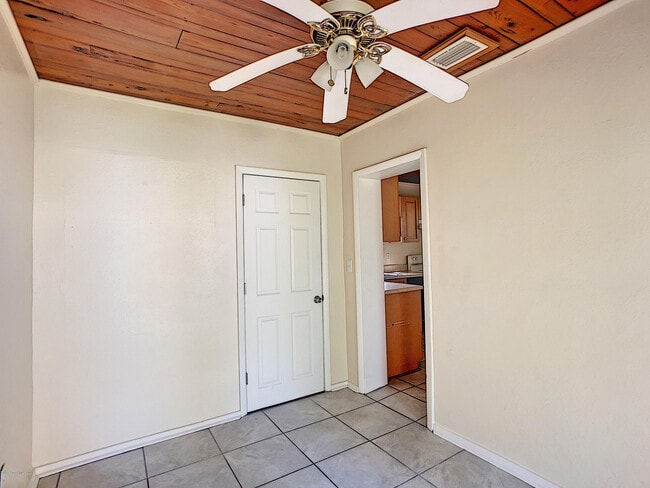 Building Photo - 319 Lucerne Dr