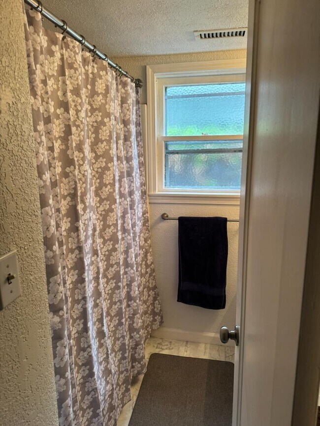 Building Photo - 406 Newtown St