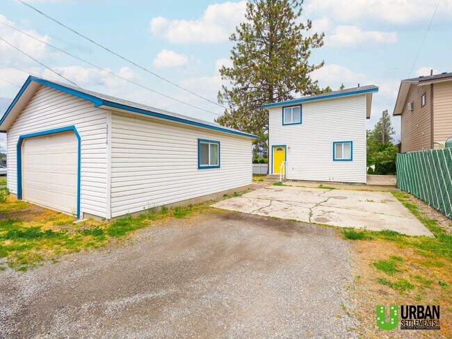 Building Photo - South Hill Gem! Spacious 3 Bedroom Home with Garage