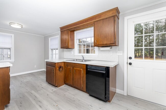 Building Photo - 92 Indian Hill Rd