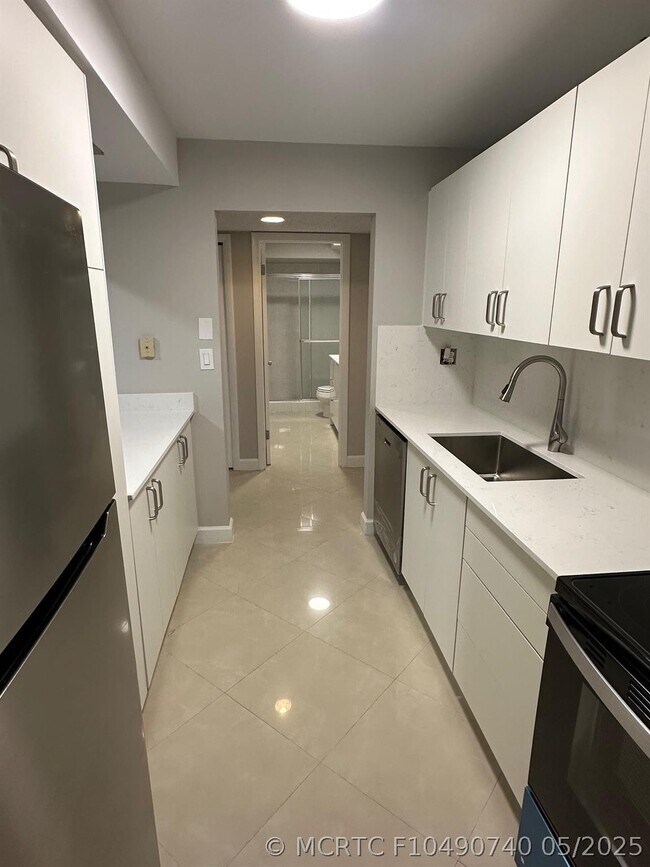 Building Photo - 210 Lakeview Dr