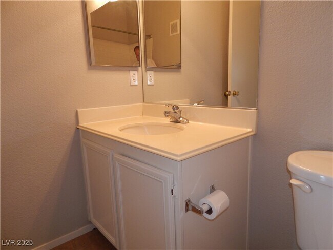 Building Photo - 2201 Ramsgate Dr