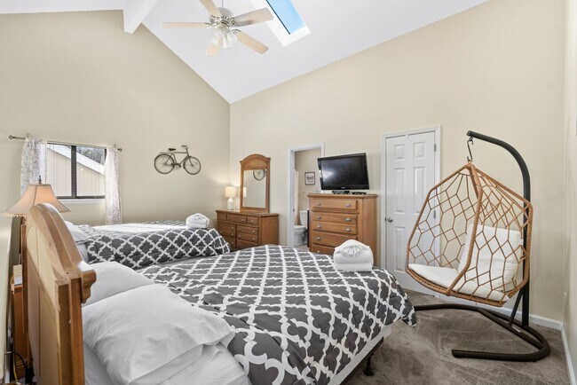 Building Photo - ***Free Utilities ** Seasonal Rental Available October 5 to Feb 1st  2026