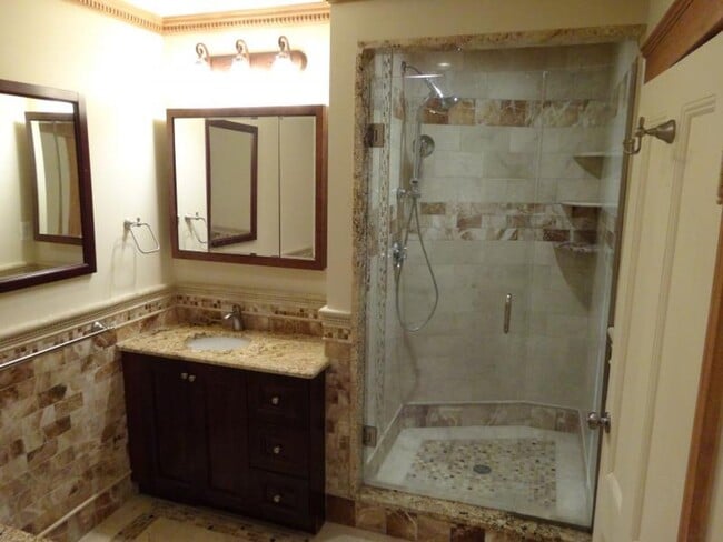 Building Photo - No Brokers Fee, No Security Deposit, Bright Large luxury unit, High-End tiled bathrooms, In-Unit ...