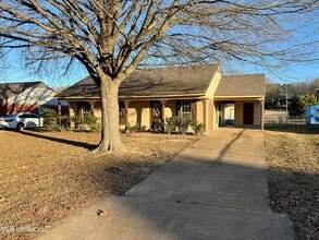 Building Photo - 6050 Somerset Dr