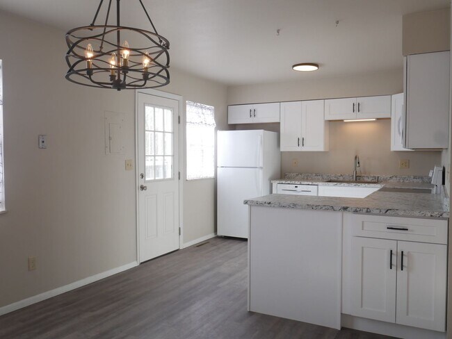 Building Photo - 4 Bed 2 Bath Home Available Now!