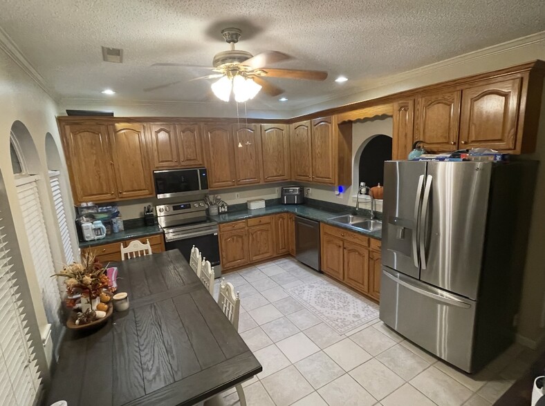 Building Photo - 1694 Red Oak Dr