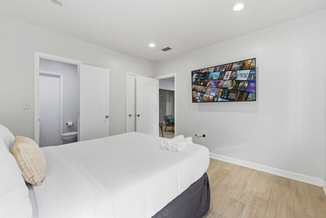 Building Photo - 6715 NE Miami Pl