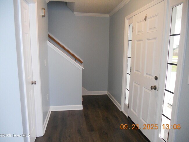 Building Photo - 105 Spring Leaf Ln