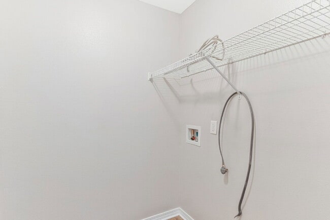 Building Photo - 5441 Pescara Dr