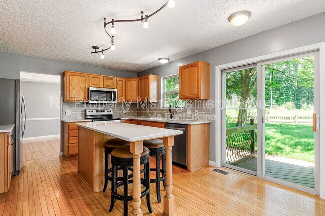 Building Photo - 5551 Ainsley Dr