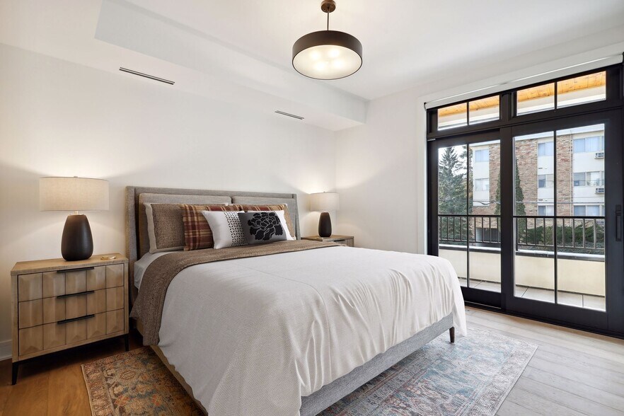 Second bedroom with access to the balcony - 511 2nd St