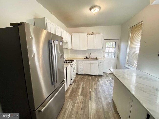 Building Photo - 534 E Indiana Ave