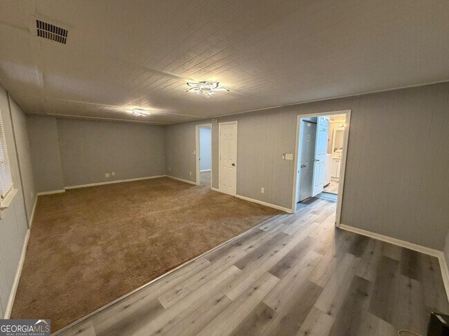 Building Photo - 212 Regal Way W