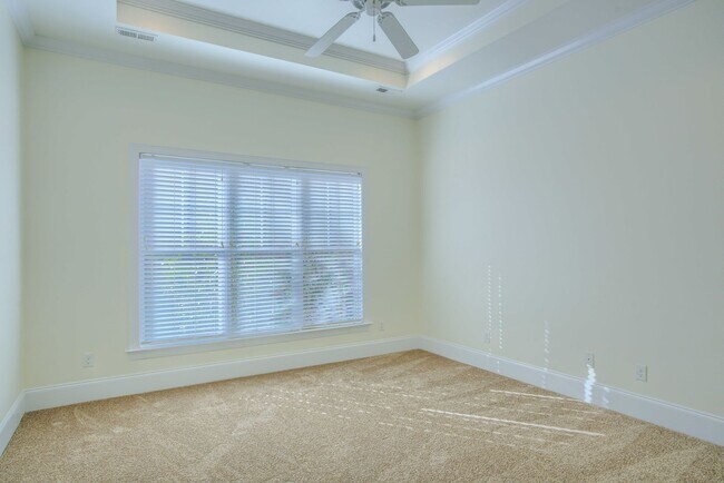 Building Photo - Fresh Paint, New Carpet & Custom Finishes in North Shore Country Club