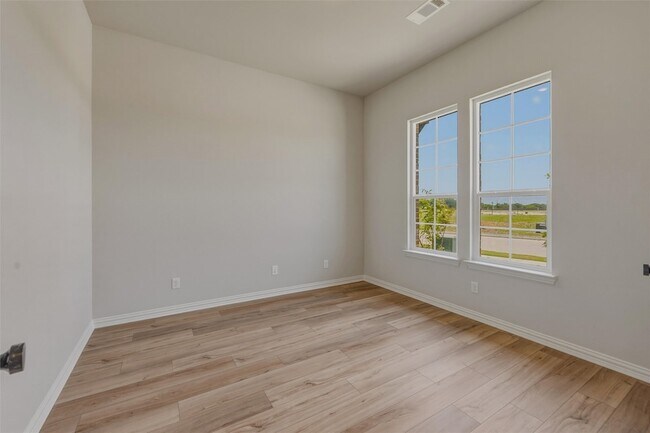Building Photo - 2105 Bluebird Ln